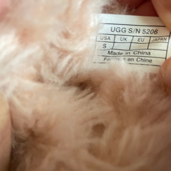 PINK BABY UGGS SIZE SMALL - Picture 5 of 6